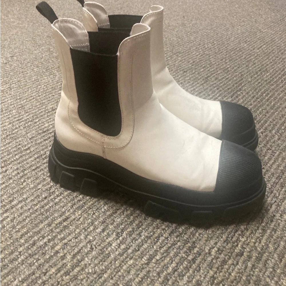 Stylish Women's Black and White Boots 9 - Picture 2 of 7